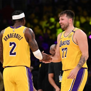 😂东契奇和范德比尔特互动：你没弹跳 后者：比你强